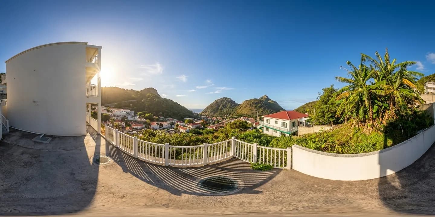 Una panorámica desde un balcón de Hillside hacia las colinas verdes