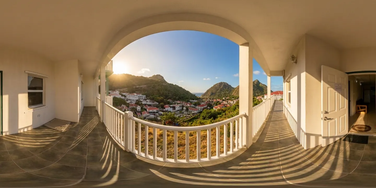 La pasarela de un edificio de Hillside, con vistas al pueblo