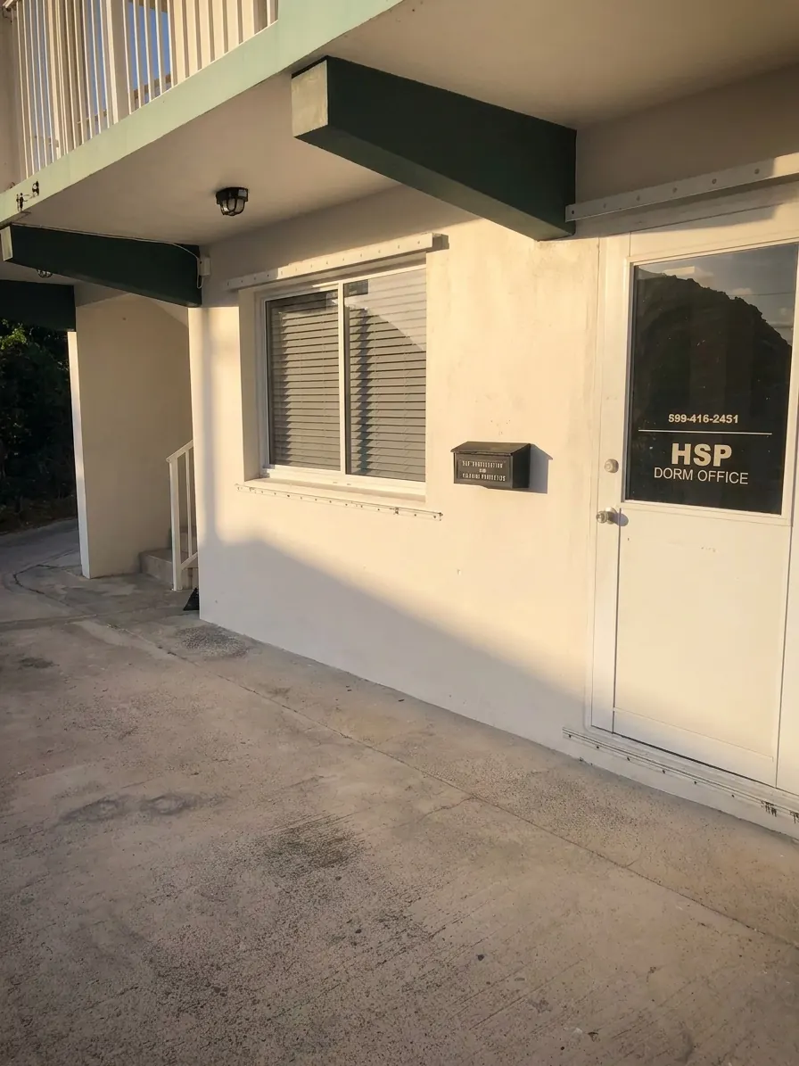 La entrada de la oficina de Hill Side Properties