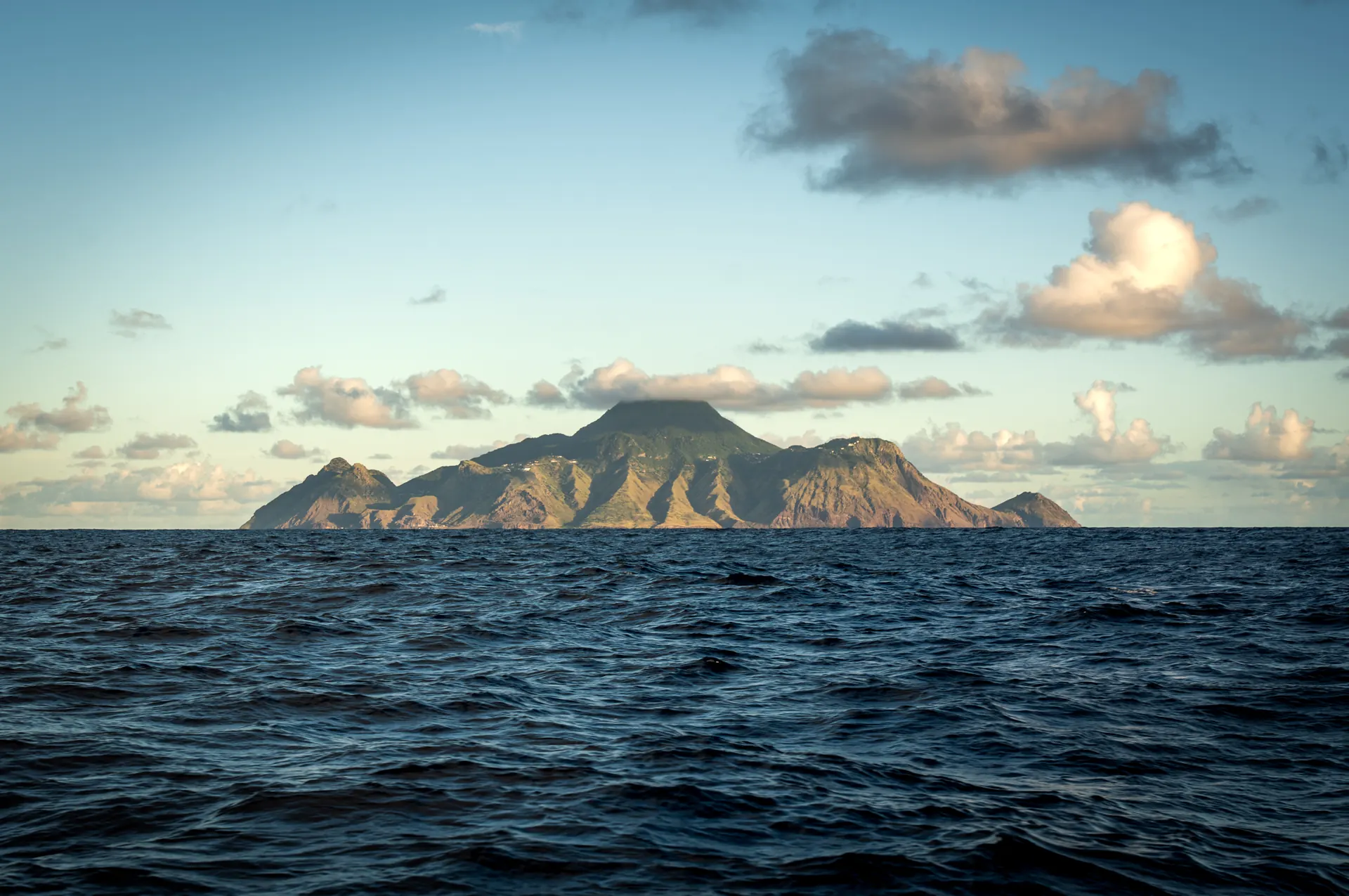 Saba alzándose abrupta desde el mar Caribe, vista a varios kilómetros
